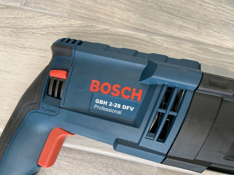 Перфоратор прямой ударный Bosch GBH 2-28 DFV 850 Вт перфоратор прямой для бетона и кирпича прямой перфоратор DOM-BP-GBH 2-28 фото